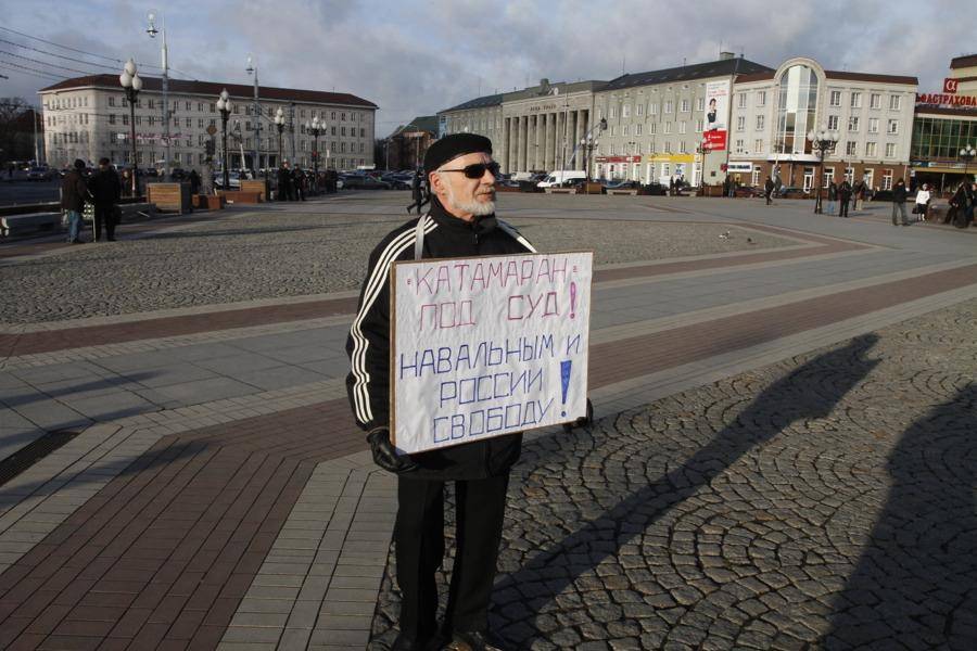 На площади Победы состоялся несанкционированный митинг: фоторепортаж